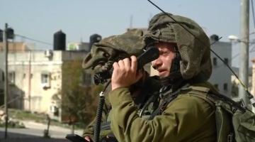 الاحتلال يخطر منزل وبركس بالهدم ويمنع العمل بآخر في الخليل