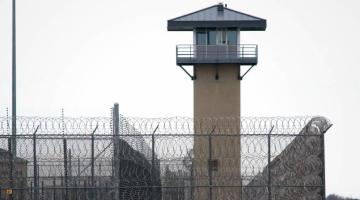 إدارة سجن النقب تواصل قطع الكهرباء عن الأسرى لليوم الثالث