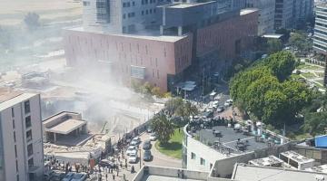 إصابة 30 عاملاً صهيونياً جراء سقوط رافعة بناء "بتل ابيب"