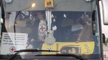 31 من أهالي أسرى غزة يزورون 18 أسيرًا بـ"نفحة"