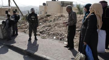 الاحتلال ينصب حواجز و يحتجز  عمالاً  في جنين