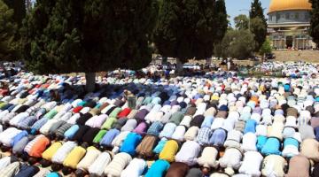 300 غزي يتوجهون لصلاة الجمعة بالأقصى