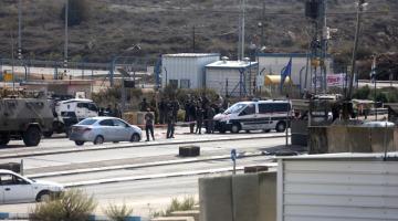 الاحتلال يُصيب شابًا على حاجز "الكونتينر" ويعتقله