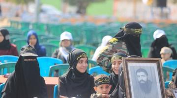 صور.. عوائل الشهداء يصلون الكتيبة قبل 6 ساعات من بدء المهرجان