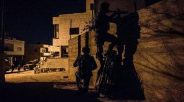 اعتقالات واقتحامات لمنازل المواطنين بالضفة المحتلة