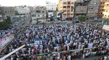 صور.. حركة الجهاد تقيم صلاة العيد في العراء شمال القطاع