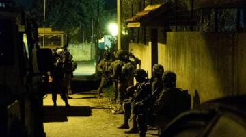 حملة اعتقالات بمداهمات للاحتلال في الضفة والقدس