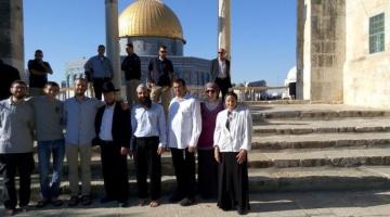 مستوطنون وحاخامات يقتحمون باحات الأقصى