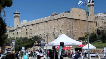 الاف المستوطنين يدنسون الحرم الإبراهيمي بالخليل