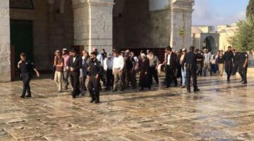 الصهيوني ديختر يقتحم باحات المسجد الأقصى