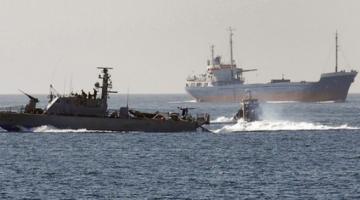 الاحتلال يعتقل سبعة صيادين بينهم مُصاب بجراح خطرة