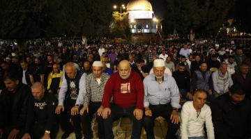 أكثر من 100 ألف فلسطيني يؤدون صلاة التراويح في الأقصى