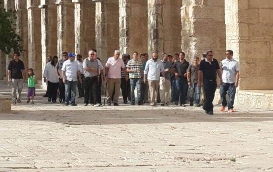 عشرات المستوطنين يقتحمون الأقصى ويدنسون باحاته
