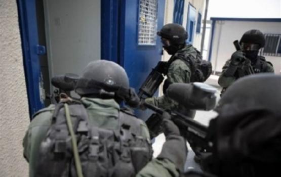 مركز: إعلام العدو يشارك في التحريض على الأسرى بالسجون