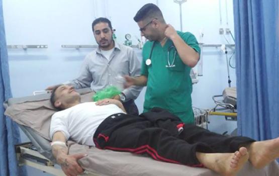 نقل المحرر عزام الشويكي للمشفى بعد تدهور وضعه الصحي