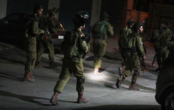 العدو يعتقل 8 مواطنين بمداهمات بالضّفة المحتلة