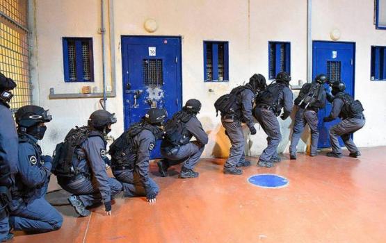 وحدات القمع تقتحم قسم 1 بـ "ريمون" وتنكل بالأسرى