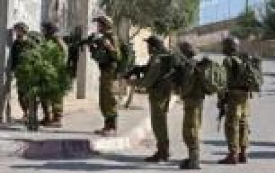 جيش الاحتلال يعتقل ثلاثة مواطنين من الخليل وبيت لحم ويقيم حواجز عسكرية
