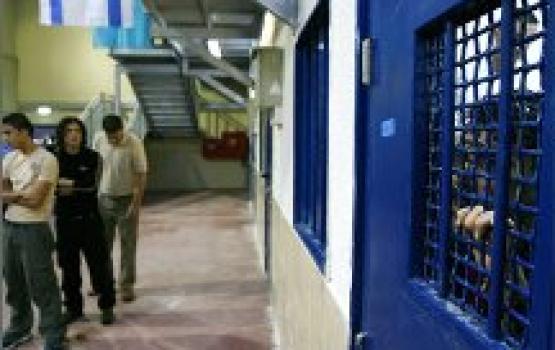 الأسرى للدراسات : إدارة السجون الصهيونية تتبع أسلوب النقل المفاجئ للأسرى بهدف عدم استقرارهم