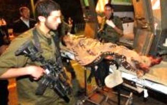 فلسطيني يهاجم مستوطنين في بئر السبع ويصيبهم بجراح