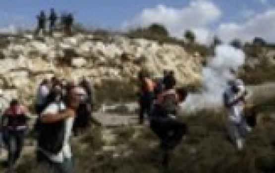 اصابة فلسطينيين والعشرات بحالات اختناق خلال مسيرة بلعين ضد الجدار العنصري