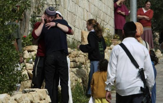 مستوطنون يوزعون مناشير خطيرة تحرض على أسرى القدس المحررين