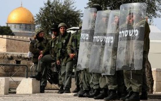 الشرطة الصهيونية تداهم المسجد الأقصى المبارك وتعتقل عدداً من المواطنين الفلسطينيين بداخله