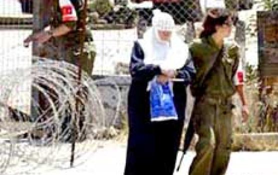 هآرتس: الشاباك يجرد الأسيرات من ملابسهم خلال التحقيق