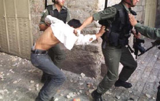 قوات الاحتلال تعتقل شابا في بلدة بيت ساحور
