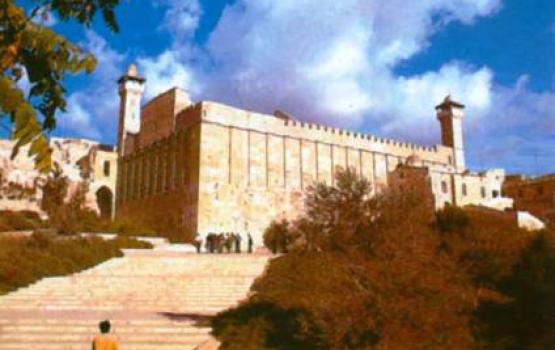 العدو الصهيوني ينسب الحرم الإبراهيمي بالخليل زوراً لقائمة آثاره