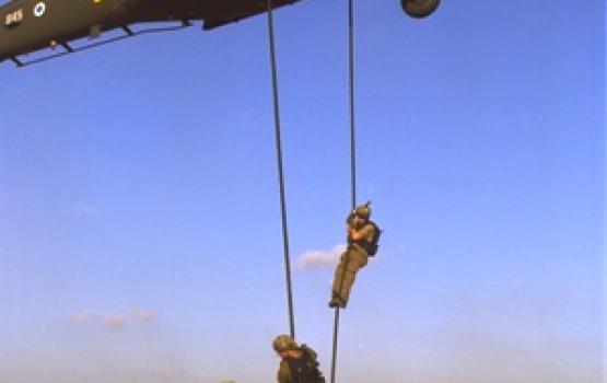 مقتل ضابط صهيوني مظلي اثر سقوطه بحقل للألغام في الجولان