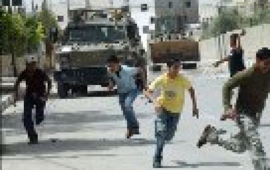 اندلاع مواجهات عنيفة بين جنود الاحتلال والفلسطينيين بالخليل واعتقال تسعة مواطنين