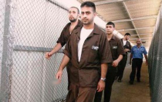 الأسرى للدراسات: تنقلات واسعة بين صفوف الأسرى في معتقل النقب الصحراوي