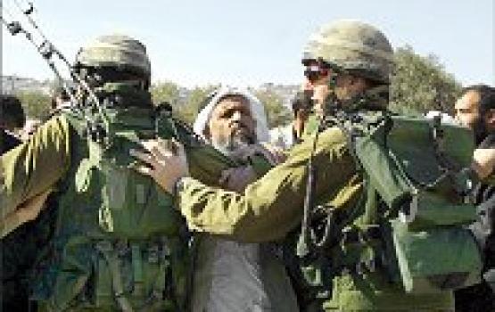 مداهمات وحواجز عسكرية بالخليل