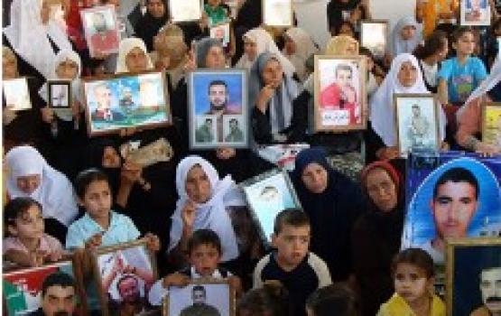 يحلمون بساعة الخلاص.. في شهر رمضان.. ذوو الأسرى جراح لا تندمل !!