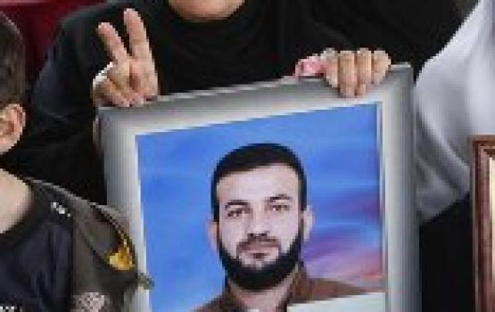 والدة الأسير عبد الله برغيش استقبلت رمضان متنقلة بين القبور وأبواب السجون