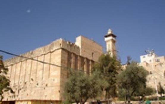 المستوطنون يستبيحون الحرم الإبراهيمي بحماية جنود الاحتلال