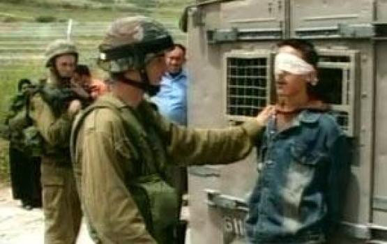 قوات الاحتلال تعتقل مواطناً شمال الخليل