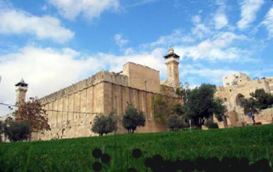 الإحتلال منع رفع الآذان في الحرم الإبراهيمي 44 وقتاً الشهر الماضي