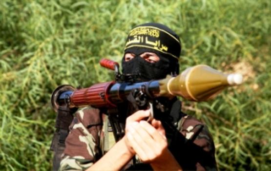 العدو: مقاومون يستهدفون آلية عسكرية بقذيفة آر بي جي وسط القطاع