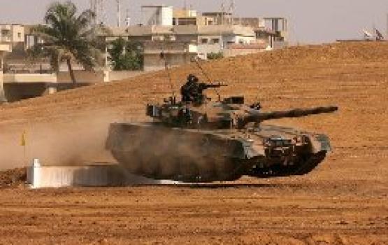 بغطاء من الطيران المروحي..آليات الاحتلال تتوغل غرب بلدة بيت لاهيا شمال القطاع