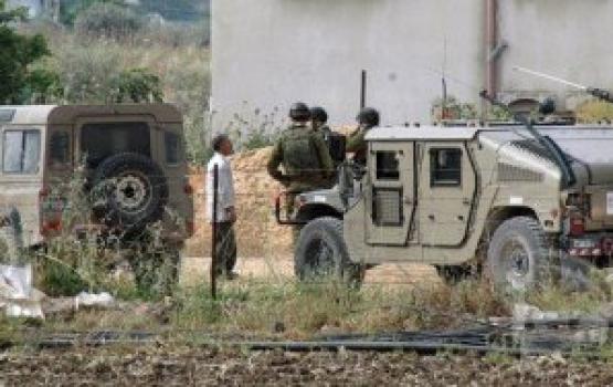 الاحتلال يسلم أوامر استدعاء لعدد من الشبان في رأس العامود