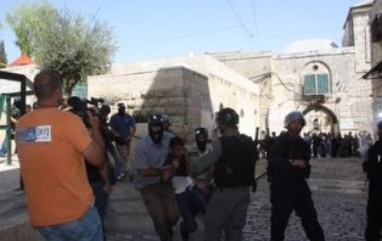 الاحتلال يعتقل 10 مصلين من باحات الاقصى