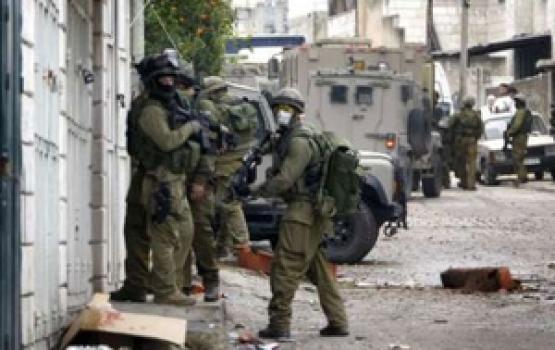 الاحلال يداهم وينصب حواجز بالخليل