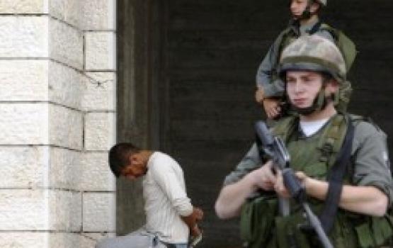 قوات الاحتلال تحتجز عددا من المواطنين في جبل الرحمة بالخليل