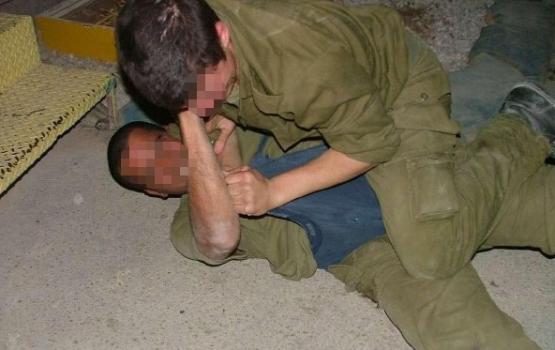 الجيش الذي لايقهر.. جنود صهاينة ينهالون على بعضهم البعض بالهراوات والقضبان الحديدية