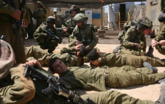 جنود صهاينة يتعاطون المخدرات خلال نشاط عسكري