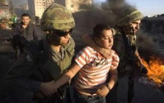 العدو يعتقل 50 طفلاً شهرياً ويستخدم بحقهم 100 أسلوب تعذيب جسدي ونفسي أثناء التحقيق