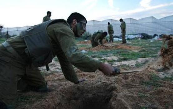 صهيونيان بينهم جندي يسرقان محتويات لعمال فلسطينيين