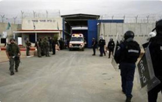 إدارة السجون الصهيونية تنتهك حقوق الأسري في كل تفاصيل حياتهم